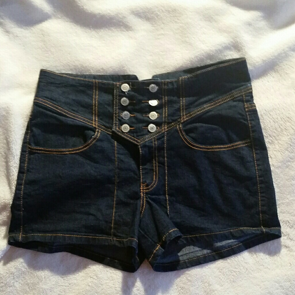 Highwaisted 8 button front Shorts